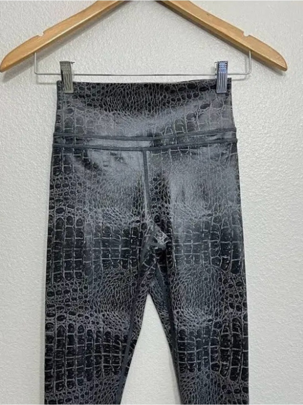 Zyia light n tight Faux Croc/Alligator Leggings
Size 6-8 like new